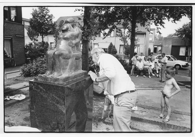 404947 Afbeelding van de plaatsing van het beeld Minnekozend Paar van Jan Meefout op het Equatorplein te Utrecht.